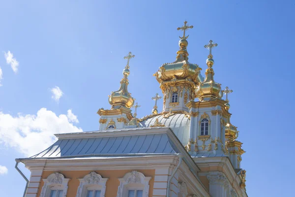 Golden domes and decoration of Peterhof Grand Palace against the bright sky — Stock Photo, Image