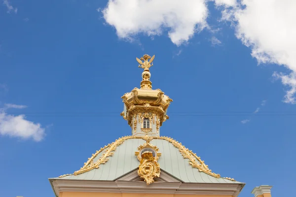 Golden domes and decoration of Peterhof Grand Palace against the bright sky — Stock Photo, Image