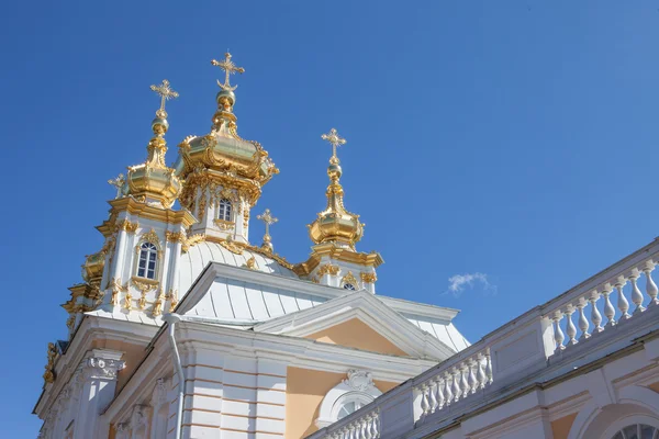 Golden domes and decoration of Peterhof Grand Palace against the bright sky — Stock Photo, Image