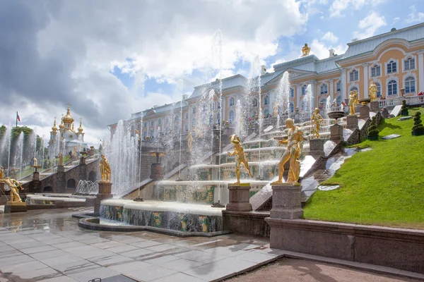 Museo-Reserva Peterhof, famosa cascada de fuentes y esculturas doradas cerca del Palacio Peterhof — Foto de Stock