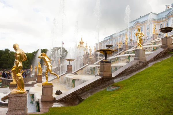 Peterhof Museum-Reserve, famosa cascata de fontes e esculturas douradas perto do Palácio Peterhof — Fotografia de Stock