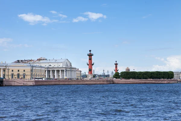 Rostral column on the Spit of Vasilyevsky Island in the center of St. Petersburg — Stock Photo, Image
