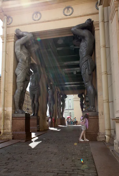 Esculturas de Atlântida que suportam o pórtico do Hermitage, São Petersburgo — Fotografia de Stock