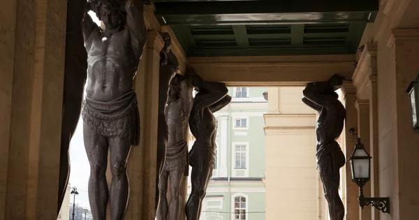 エルミタージュ美術館、サンクトペテルブルクの柱廊玄関をサポートするアトランティスの彫刻 — ストック写真