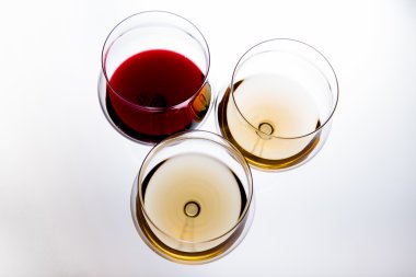 Üç bardak kırmızı ve beyaz şarap, üstten görünüm