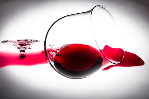 Rozbite szkło czerwone wino, symbol utraty — Zdjęcie stockowe