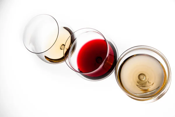 Trzy szklanki z czerwone i białe wino, widok z góry — Zdjęcie stockowe