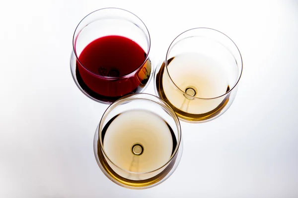 Tres copas con vino tinto y blanco, la vista superior Imagen de stock