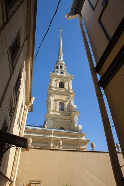 サンクトペテルブルク、ピーターおよびポールの要塞、2 つの歴史的な建物の間青空大聖堂の黄金の尖塔 — ストック写真