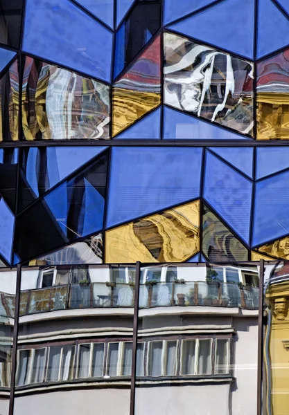 Glas reflecties in Praag — Stockfoto