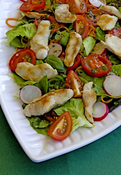 Salat mit gebratenem Huhn — Stockfoto