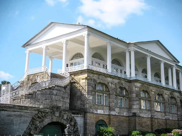 Cameron Galerisi. Burada, antik filozofların, oyun yazarlarının, hükümdarların ve kahramanların büstleri arasında peyzaj parkı ve Büyük Gölet 'in muhteşem manzarasının tadını çıkaran İmparatoriçe, Rusya' nın kaderini saatlerce düşünebilirdi..