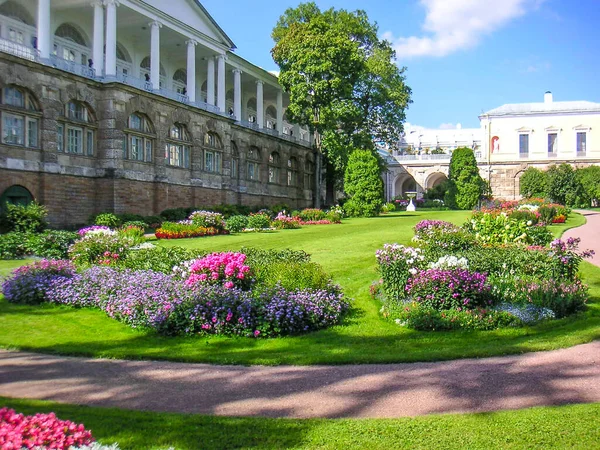 Catherine II tarafından tenha yürüyüşler ve entellektüel sohbetler için tasarlanan Cameron Galerisi İmparatoriçe 'nin Tsarskoye Selo' daki en sevdiği yerdi.. 
