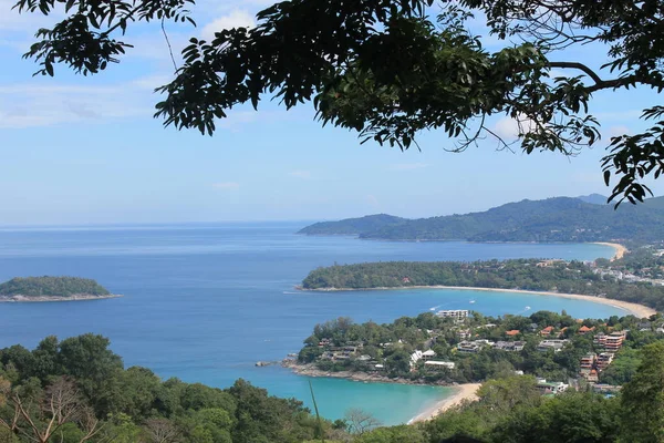 Phuket 'teki en iyi plajlardan üçü. Karon, Kata, Patong gözlem güvertesinin tepesinden.