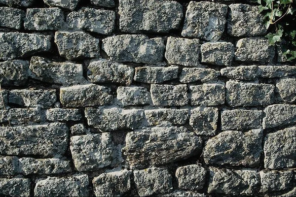 Taş duvar dokusu. Eski yıpranmış gri duvar arkaplanı     