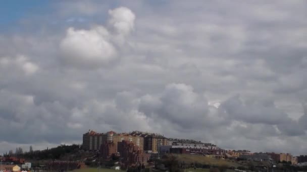 Correndo nuvens brancas no céu azul sobre o Valladolid, Espanha — Vídeo de Stock