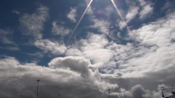 Beyaz bulutlar mavi gökyüzünde sirk çadırının üzerinde çalışan. — Stok video