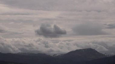 beyaz bulutlar Dağların üzerinden çalışan