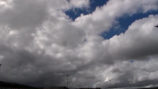 Nubes blancas corriendo en el cielo azul — Vídeo de stock