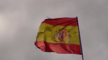 rüzgarda İspanya bayraklı gökyüzü arka plan üzerinde