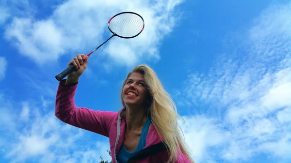 Sarışın kız badminton içinde oynamaya