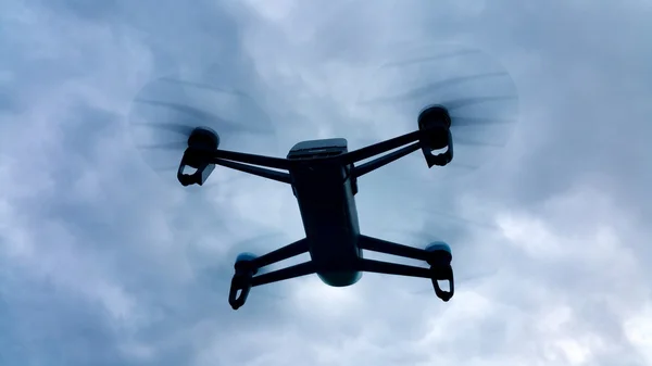 Drone ombra che vola nel cielo nuvoloso — Foto Stock