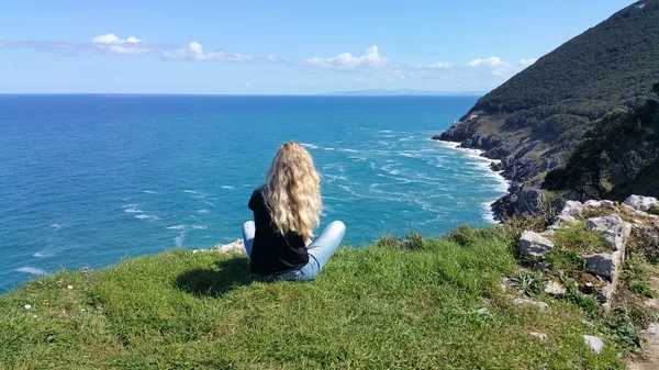 Geri kayaya oturan sarışın kız — Stok fotoğraf