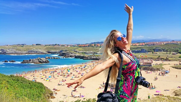 Blonde girl in sunglasses with camera — Stock Photo, Image