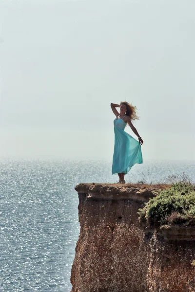 Chica de pie al aire libre en borde acantilado . — Foto de Stock