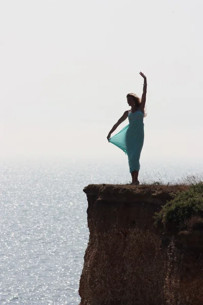 Girl standing outdoor on edge cliff. — Stock Photo, Image