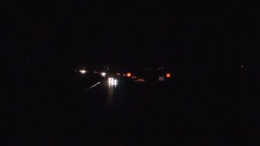 Gece otobandaki trafiğin farları. Zaman çizelgeleri. Ses yok..