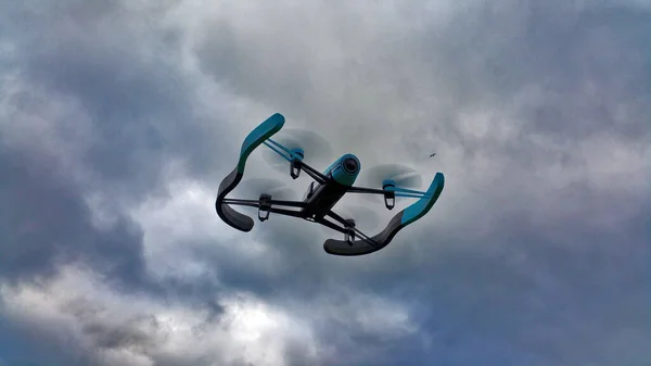 Vista Basso Una Silhouette Drone Contro Cielo Tempestoso — Foto Stock