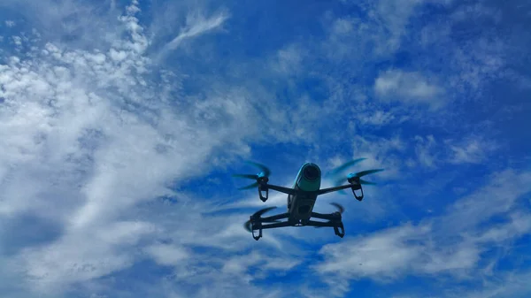 Vista Basso Una Silhouette Drone Contro Cielo Blu — Foto Stock