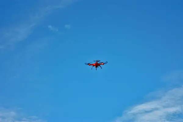 Drone Arancione Sul Cielo Blu — Foto Stock