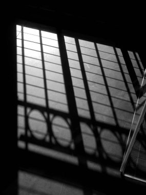 Döşeme üzerindeki panjurların gölgesi Siyah ve beyaz sahne