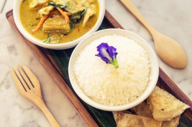 Tay tavuk yeşil köri pirinç ile