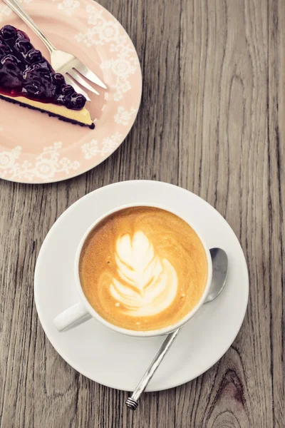Hett kaffe latte med blå bär ost kaka fritid livsstil o Royaltyfria Stockbilder