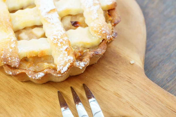 Goldgelber Mini-Apfel-Streuselkuchen fertig zum Essen — Stockfoto