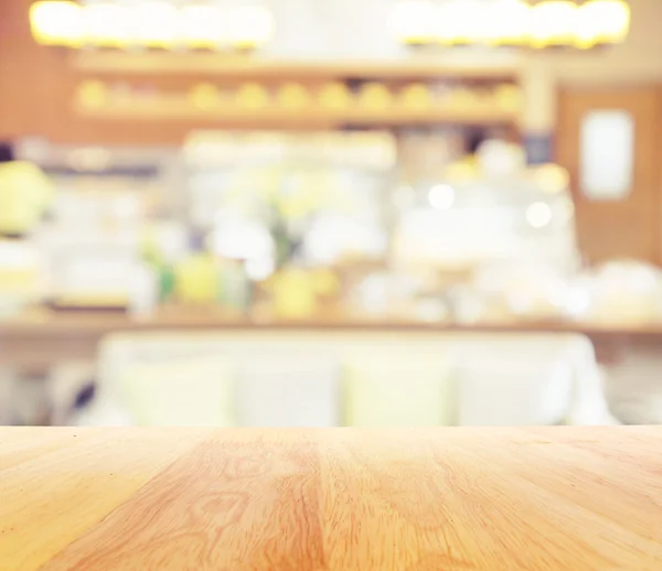 Mesa de madera y desenfoque restaurante cafetería fondo — Foto de Stock