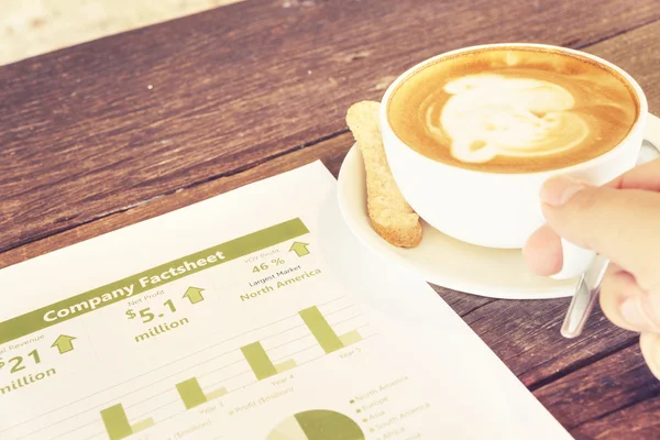 Drinken koffie latte lezen bedrijf business factsheet etatistische Stockafbeelding