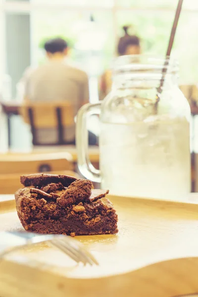 Domácí brownies v kavárně rozostření interiéru — Stock fotografie