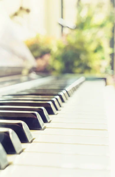 Classic vintage old piano keyboard shallow depth of field — Stock Photo, Image