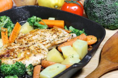 Tavada kızarmış sebze ile limon ızgara tavuk göğsü