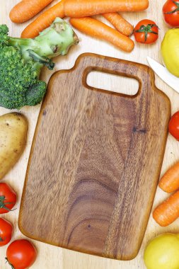 Tavada kızarmış sebze ile limon ızgara tavuk göğsü