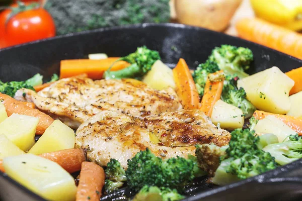 Poitrine de poulet grillée au citron avec légumes frits dans une poêle — Photo