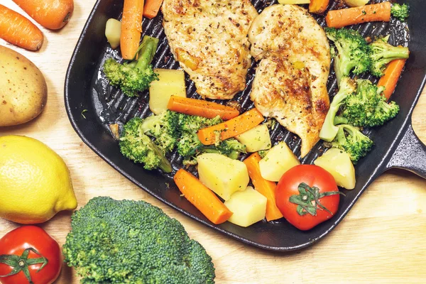 Poitrine de poulet grillée au citron avec légumes frits dans une poêle — Photo