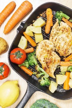 Tavada kızarmış sebze ile limon ızgara tavuk göğsü