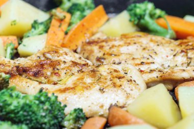 Tavada kızarmış sebze ile limon ızgara tavuk göğsü