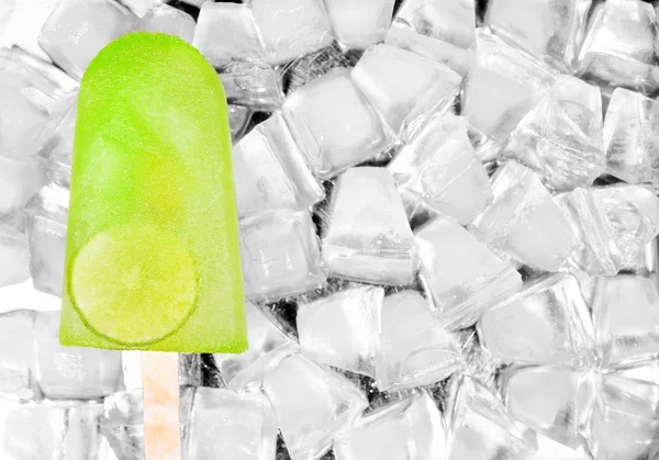 Limetten-Sorbet-Eis auf Eiswürfel-Hintergrund — Stockfoto