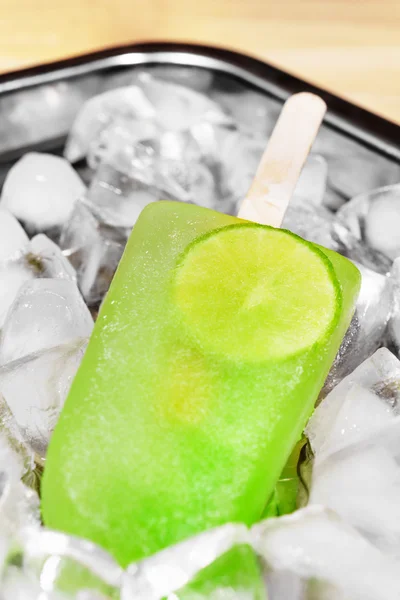Мороженое из лимонного сорбета на фоне льда — стоковое фото